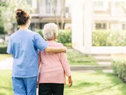 como contratar um cuidador de idosos para idoso com alzheimer